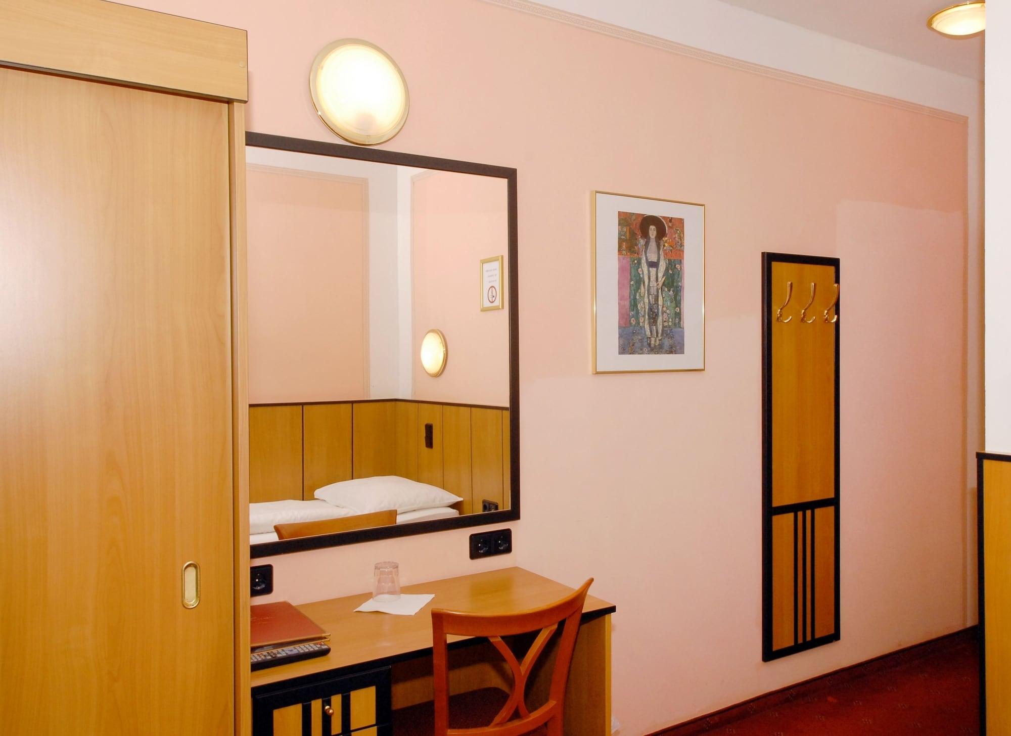 Garten- Und Kunsthotel Gabriel City Вена Экстерьер фото